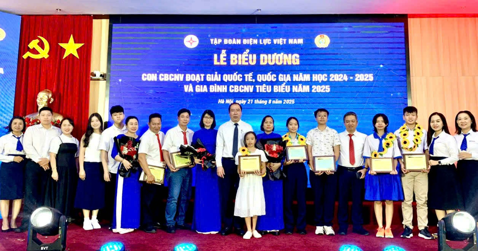 Con em và gia đình EVNHCMC được vinh danh tại Lễ Biểu dương của Tập đoàn Điện lực Việt Nam