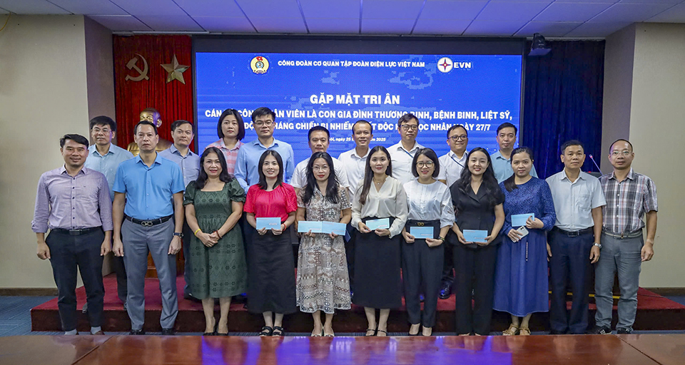 Công đoàn Cơ quan EVN tri ân cán bộ, người lao động là con em gia đình người có công với cách mạng nhân Kỷ niệm 78 năm ngày thương binh liệt sĩ 2