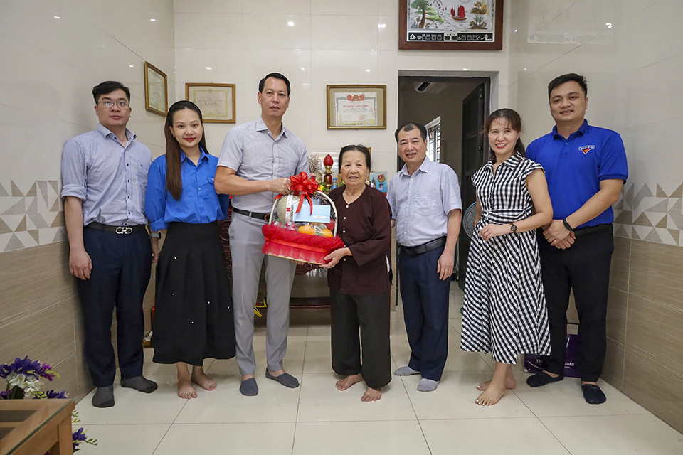 Công đoàn Cơ quan EVN tri ân cán bộ, người lao động là con em gia đình người có công với cách mạng nhân Kỷ niệm 78 năm ngày thương binh liệt sĩ 5