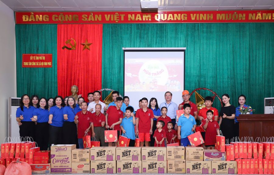 Công đoàn Cơ quan EVNNPC mang trăng thu sớm đến với người già neo đơn và trẻ em có hoàn cảnh đặc biệt tại Vĩnh Phúc (Phú Thọ) 3