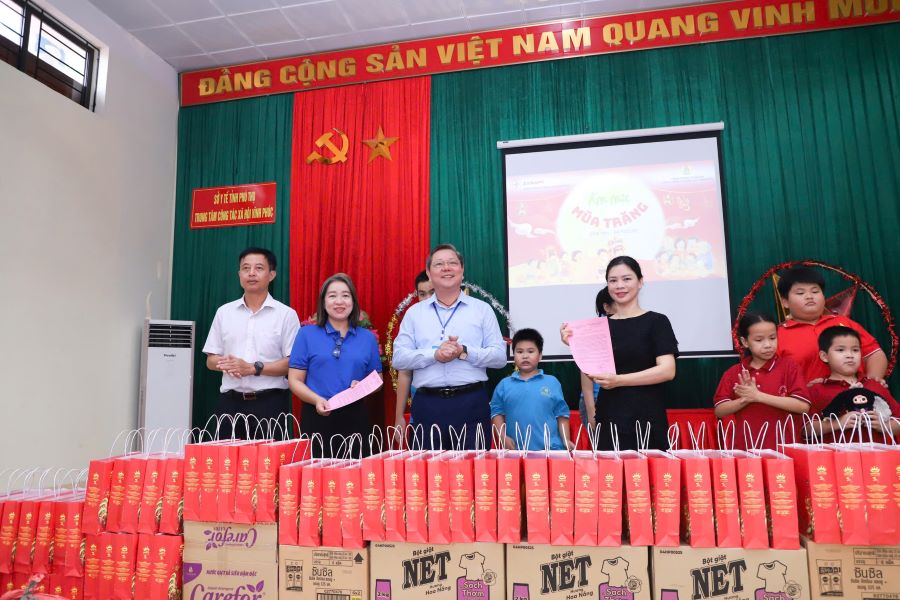 Công đoàn Cơ quan EVNNPC mang trăng thu sớm đến với người già neo đơn và trẻ em có hoàn cảnh đặc biệt tại Vĩnh Phúc (Phú Thọ) 5