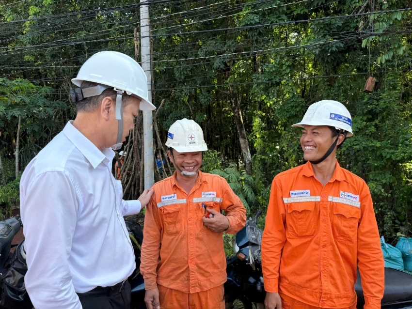 Công đoàn Cơ sở Công ty Điện lực Bình Phước thăm hỏi, tặng quà công nhân, người lao động tại hiện trường. 1
