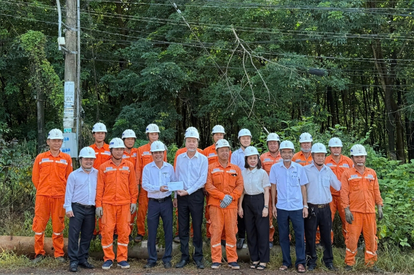 Công đoàn Cơ sở Công ty Điện lực Bình Phước thăm hỏi, tặng quà công nhân, người lao động tại hiện trường. 2