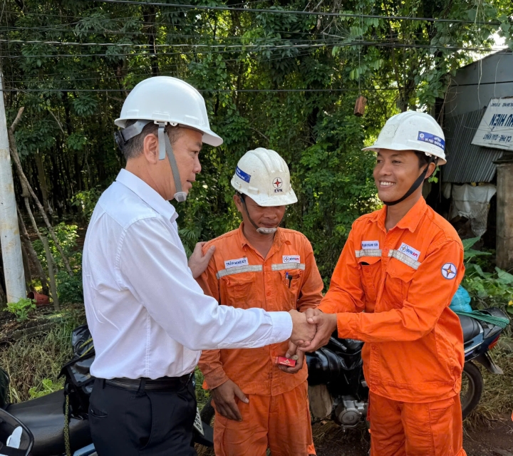 Công đoàn Cơ sở Công ty Điện lực Bình Phước thăm hỏi, tặng quà công nhân, người lao động tại hiện trường.