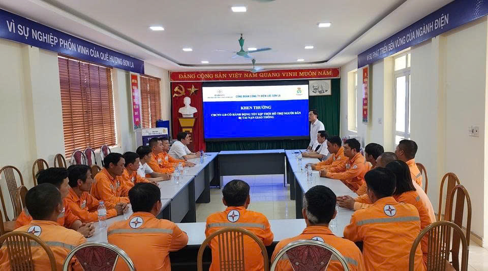 Công đoàn công ty biểu dương, khen thưởng nhóm công tác cứu giúp người gặp nạn trên đường công tác