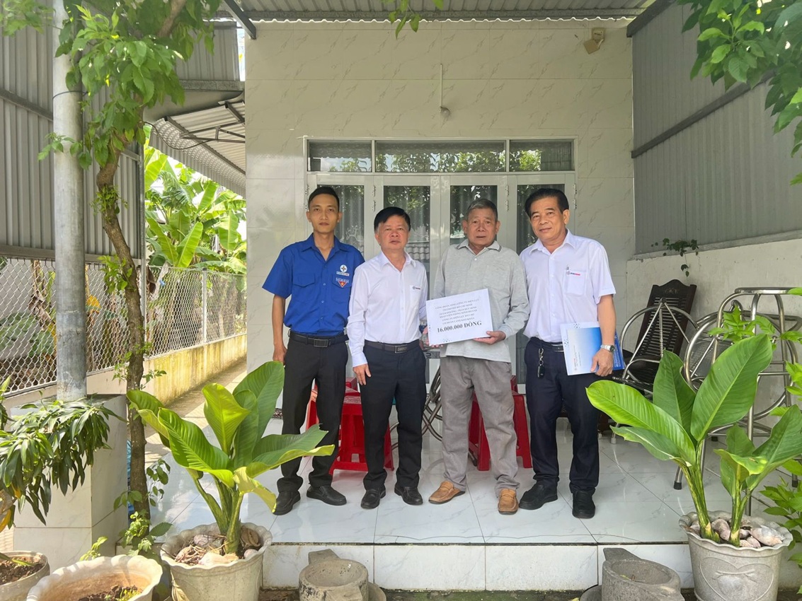 Công đoàn Công ty Điện lực Đất Đỏ trao 55 triệu đồng hỗ trợ cho 04 CBCNV và thân nhân vượt qua khó khăn 1