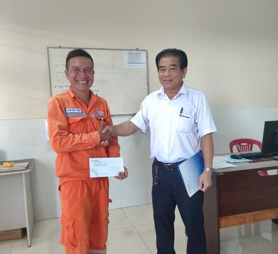 Công đoàn Công ty Điện lực Đất Đỏ trao 55 triệu đồng hỗ trợ cho 04 CBCNV và thân nhân vượt qua khó khăn 2