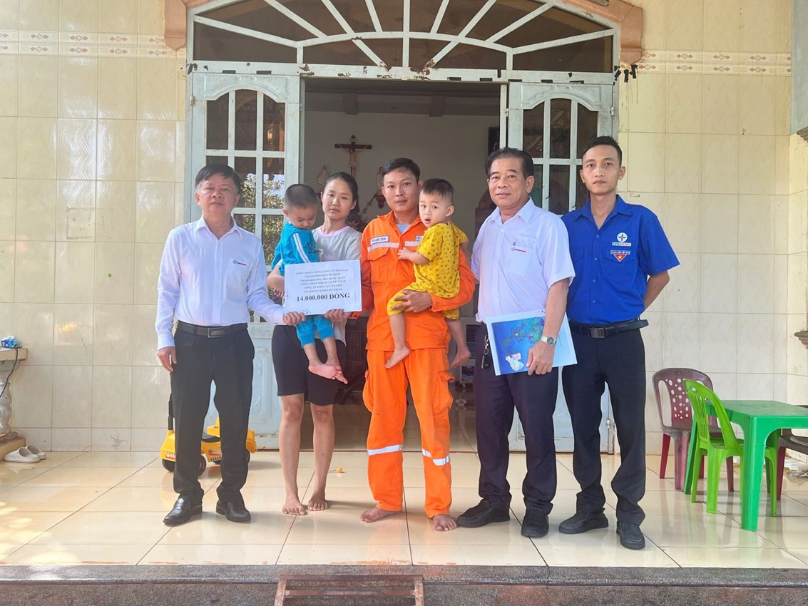 Công đoàn Công ty Điện lực Đất Đỏ trao 55 triệu đồng hỗ trợ cho 04 CBCNV và thân nhân vượt qua khó khăn