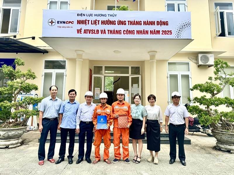 Công đoàn Công ty Điện lực Huế thăm hỏi đoàn viên, người lao động nhân Tháng hành động về an toàn vệ sinh lao động và Tháng Công nhân năm 2025