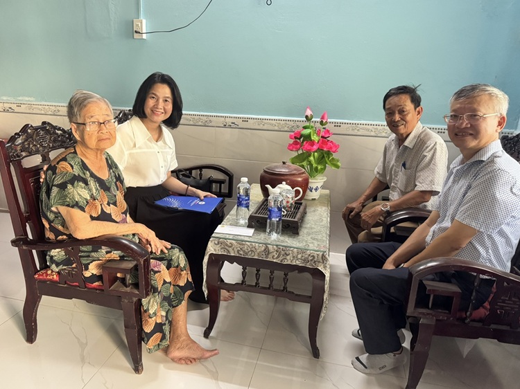 Công đoàn Công ty Điện lực Huế: Thăm hỏi, tặng quà CBCNV đã nghỉ hưu nhân Tháng hành động vì người cao tuổi Việt Nam năm 2025 1