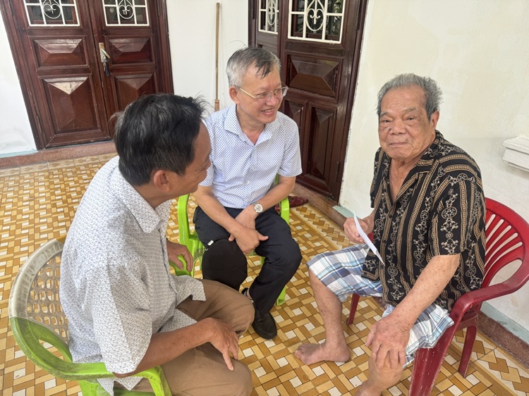 Công đoàn Công ty Điện lực Huế: Thăm hỏi, tặng quà CBCNV đã nghỉ hưu nhân Tháng hành động vì người cao tuổi Việt Nam năm 2025 2