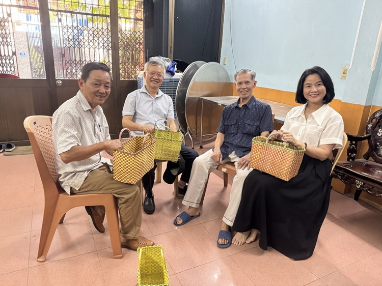 Công đoàn Công ty Điện lực Huế: Thăm hỏi, tặng quà CBCNV đã nghỉ hưu nhân Tháng hành động vì người cao tuổi Việt Nam năm 2025 3
