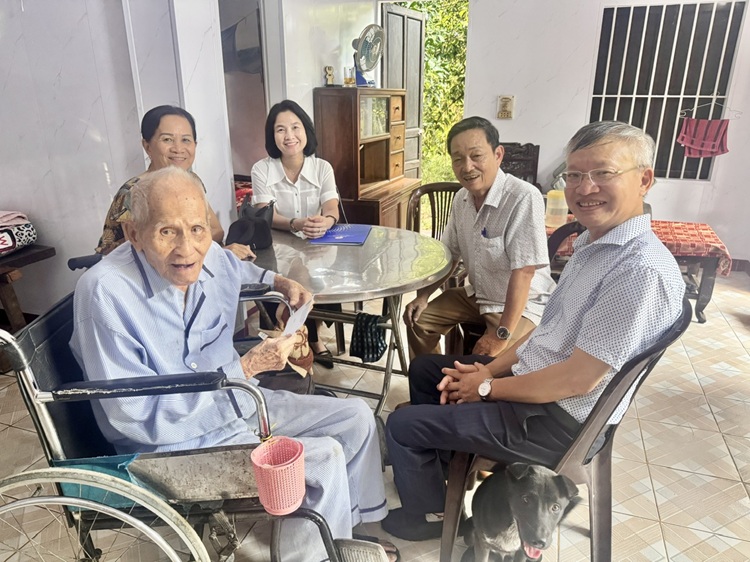 Công đoàn Công ty Điện lực Huế: Thăm hỏi, tặng quà CBCNV đã nghỉ hưu nhân Tháng hành động vì người cao tuổi Việt Nam năm 2025 4