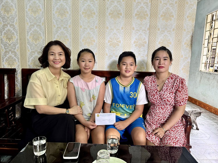 Công đoàn Công ty Điện lực Huế: Tổ chức thăm hỏi, trao quà cho người lao động và con CBCNV có hoàn cảnh khó khăn nhân Tháng hành động vì trẻ em và Ngày Gia đình Việt Nam (28/6)