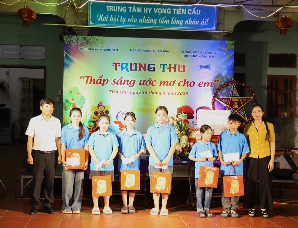 Công đoàn Công ty Điện lực Hưng Yên phối hợp tổ chức Trung thu “Thắp sáng ước mơ cho em” 2