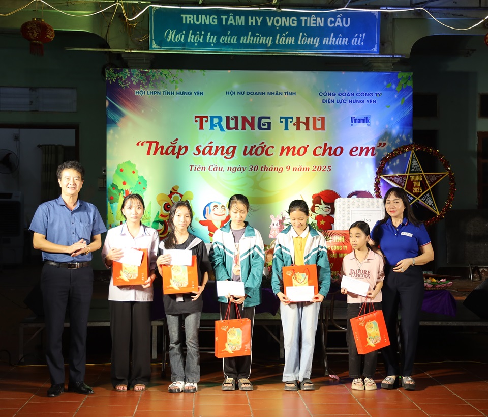 Công đoàn Công ty Điện lực Hưng Yên phối hợp tổ chức Trung thu “Thắp sáng ước mơ cho em” 3