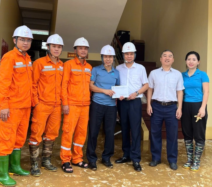 Công đoàn Công ty Điện lực Lào Cai hỗ trợ 114 triệu đồng cho 57 gia đình CBCNV bị thiệt hại do bão số 10 1