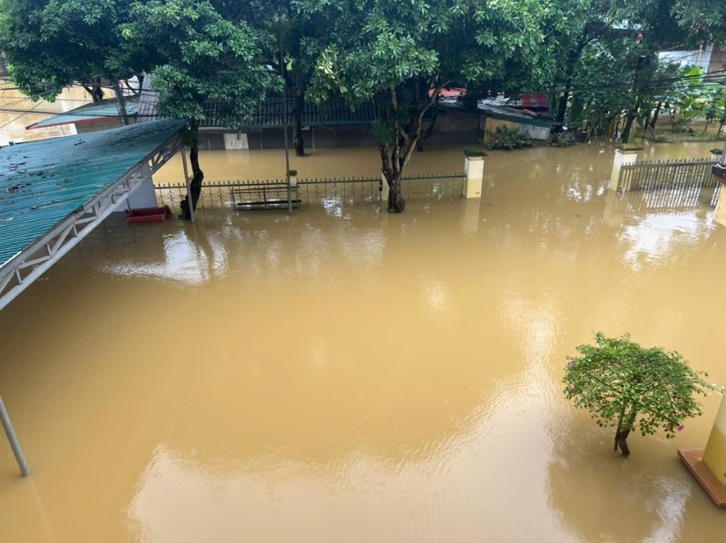 Công đoàn Công ty Điện lực Lào Cai hỗ trợ 114 triệu đồng cho 57 gia đình CBCNV bị thiệt hại do bão số 10 2