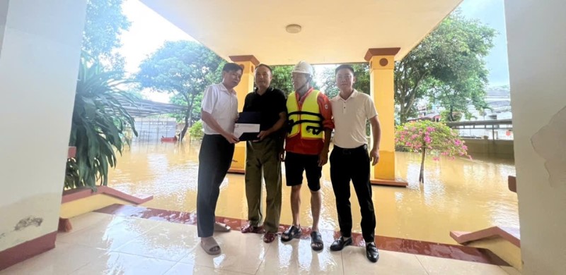 Công đoàn Công ty Điện lực Lào Cai hỗ trợ 114 triệu đồng cho 57 gia đình CBCNV bị thiệt hại do bão số 10