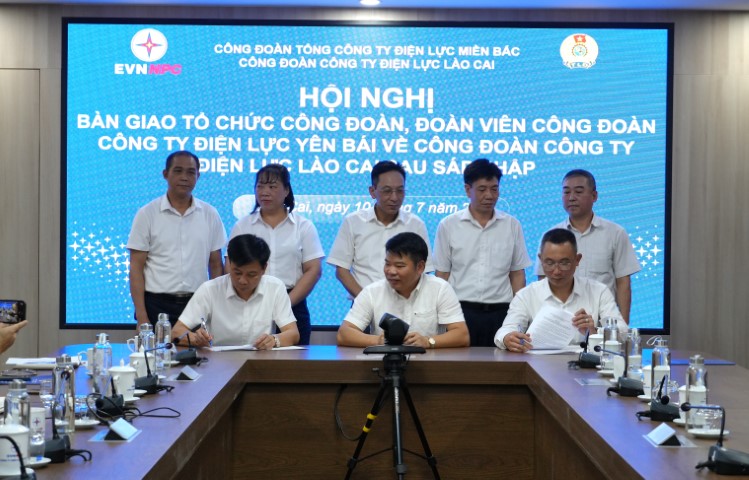 Công đoàn Công ty Điện lực Lào Cai tiếp nhận tổ chức Công đoàn và đoàn viên từ Công ty Điện lực Yên Bái sau sáp nhập 3