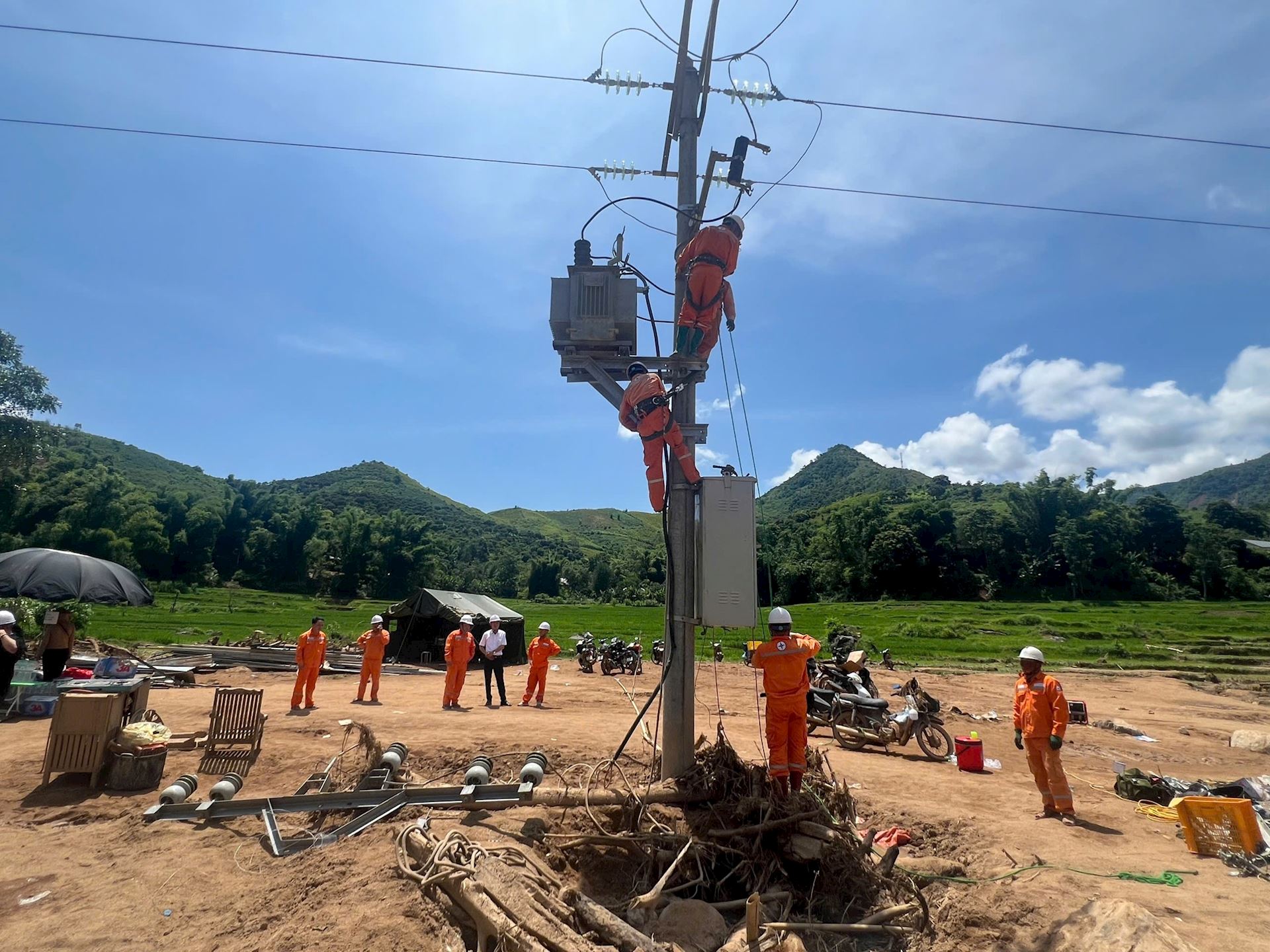 Công đoàn Công ty Điện lực Sơn La thăm hỏi, động viên CBCNV khắc phục hậu quả mưa lũ  1