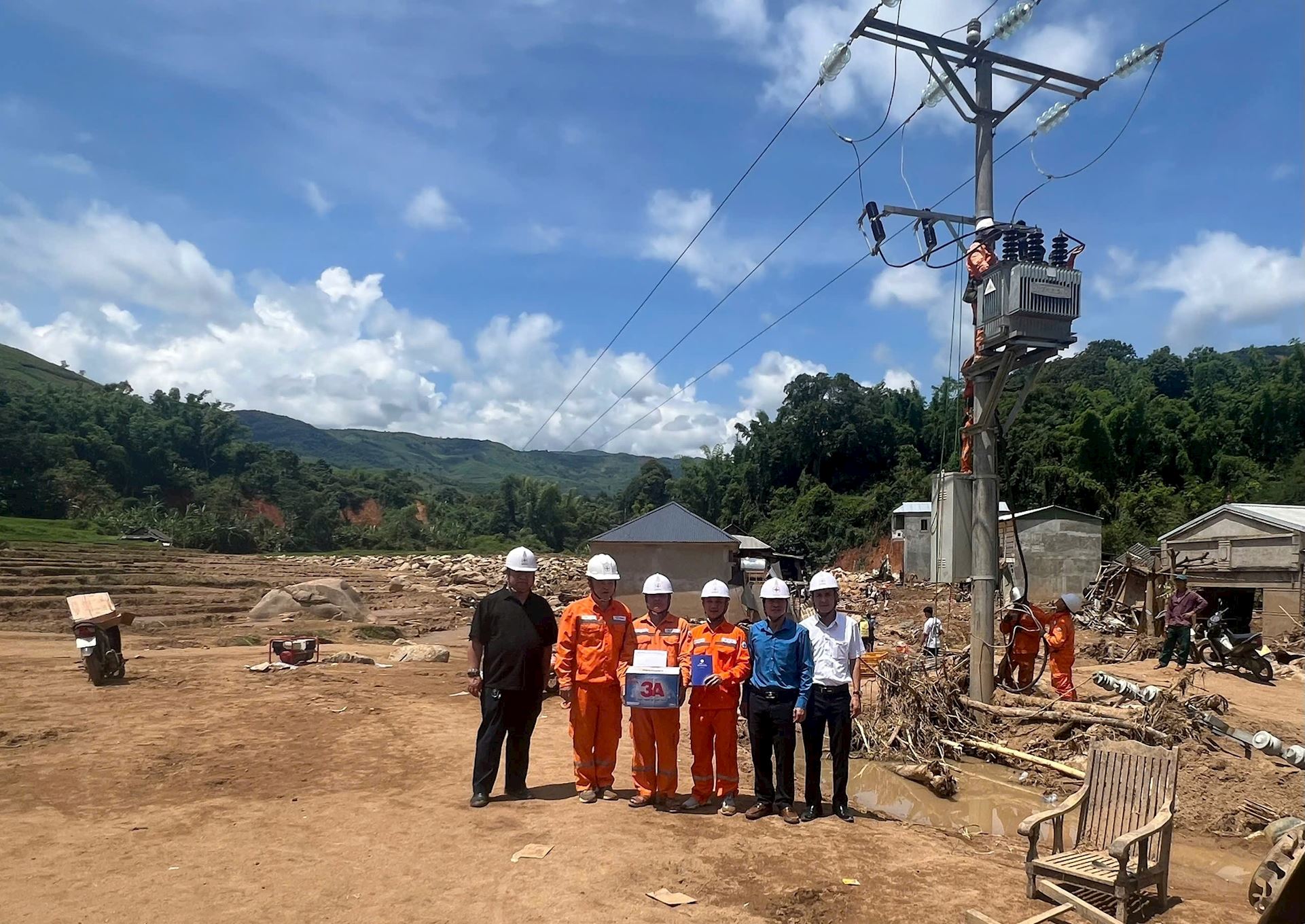 Công đoàn Công ty Điện lực Sơn La thăm hỏi, động viên CBCNV khắc phục hậu quả mưa lũ 