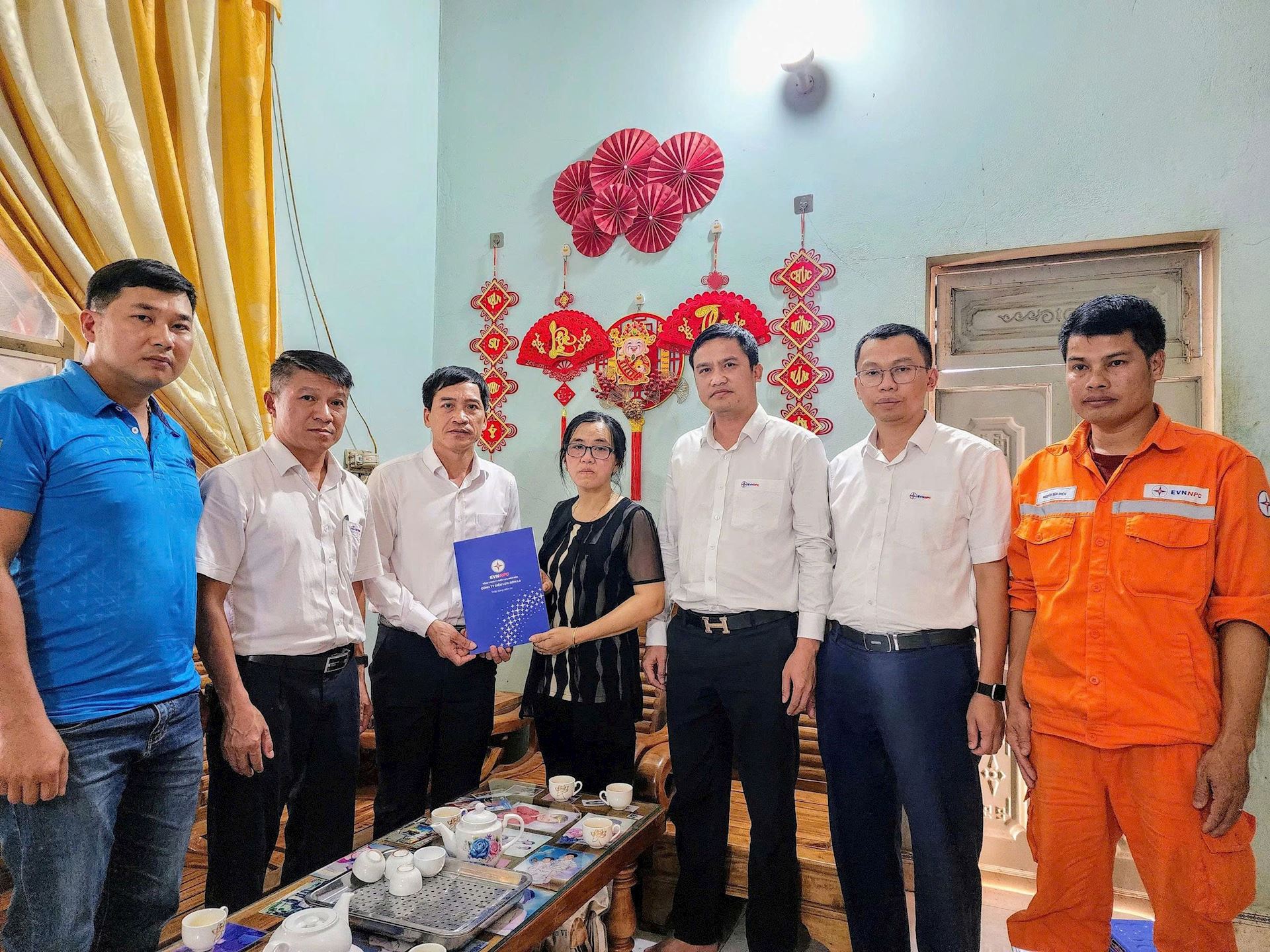 Công đoàn Công ty Điện lực Sơn La thăm hỏi, hỗ trợ gia đình công nhân không may qua đời do tai nạn giao thông