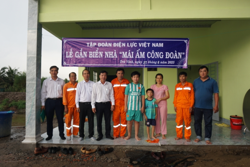 Công đoàn Công ty Điện lực Trà Vinh gắn biển 4 căn nhà 