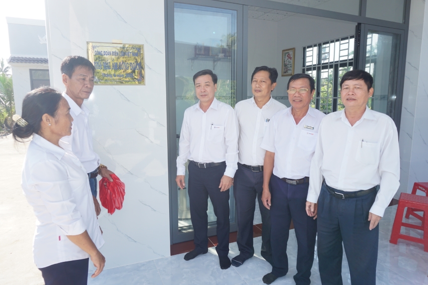 Công đoàn Công ty Điện lực Trà Vinh gắn biển 4 căn nhà 