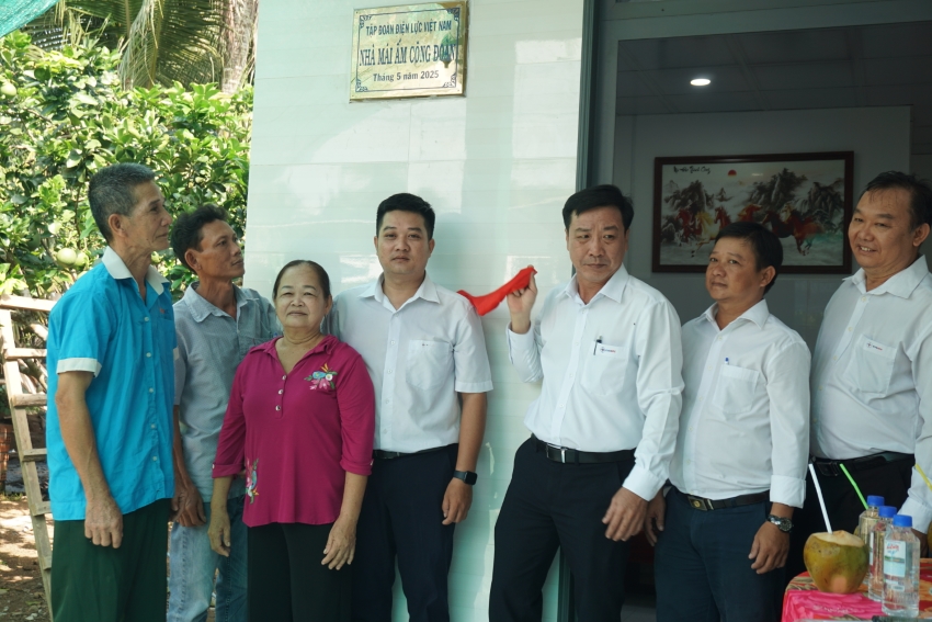 Công đoàn Công ty Điện lực Trà Vinh gắn biển 4 căn nhà 