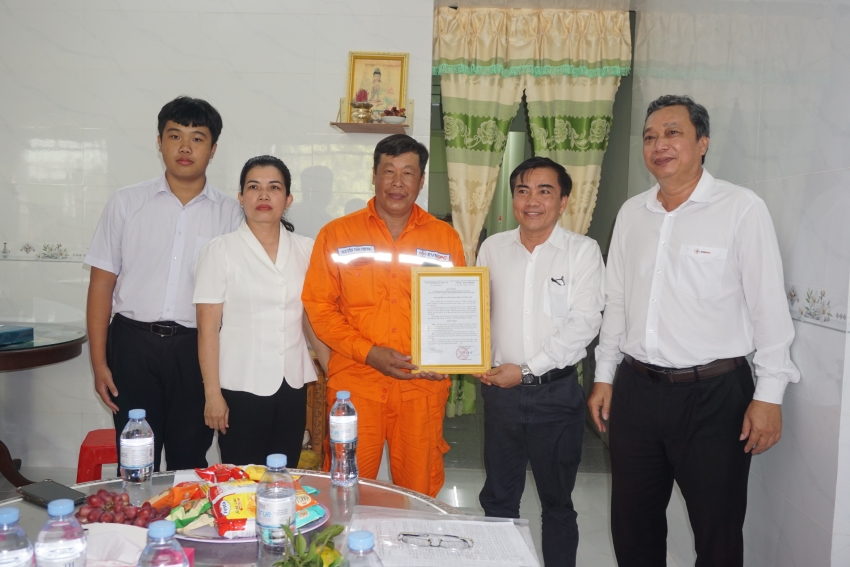 Công đoàn Công ty Điện lực Vĩnh Long gắn biển 02 căn nhà 