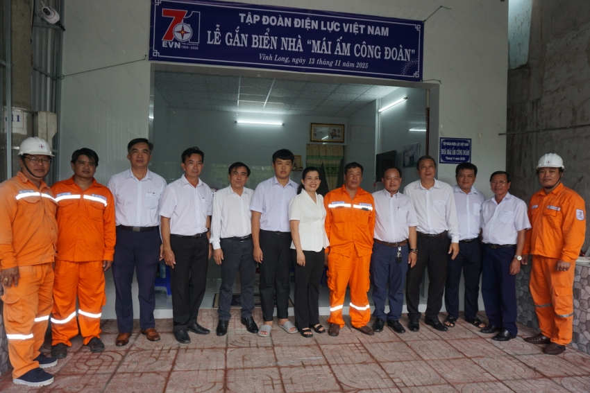 Công đoàn Công ty Điện lực Vĩnh Long gắn biển 02 căn nhà 