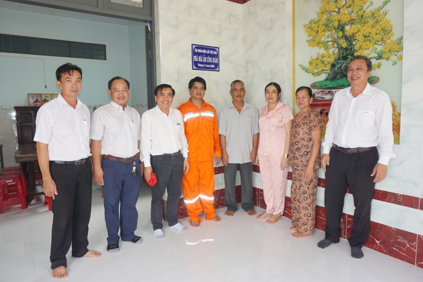 Công đoàn Công ty Điện lực Vĩnh Long gắn biển 02 căn nhà 