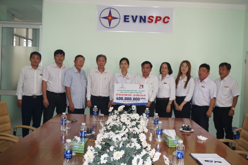 Công đoàn Công ty Điện lực Vĩnh Long thăm hỏi trao tiền hỗ trợ cho gia đình CNVCLĐ qua đời