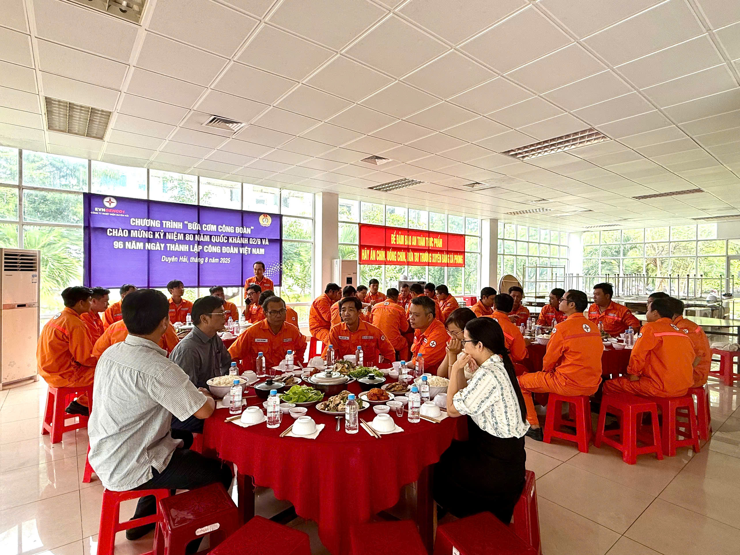 Công đoàn Công ty Nhiệt điện Duyên Hải tổ chức “Bữa cơm Công đoàn” gắn kết người lao động 8