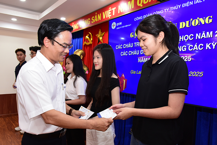 Công đoàn Công ty thủy điện Ialy tổ chức Gặp mặt các cháu có thành tích học tập tốt năm học 2024 - 2025 1