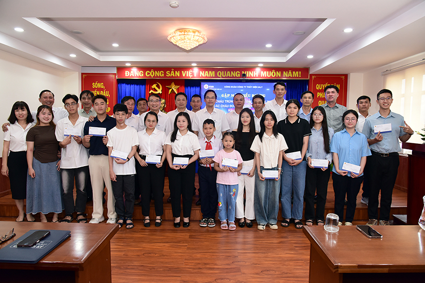 Công đoàn Công ty thủy điện Ialy tổ chức Gặp mặt các cháu có thành tích học tập tốt năm học 2024 - 2025 3