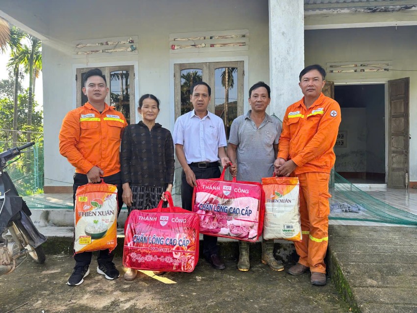 Công đoàn Công ty Truyền tải điện 2: Tình người sau bão lũ 4