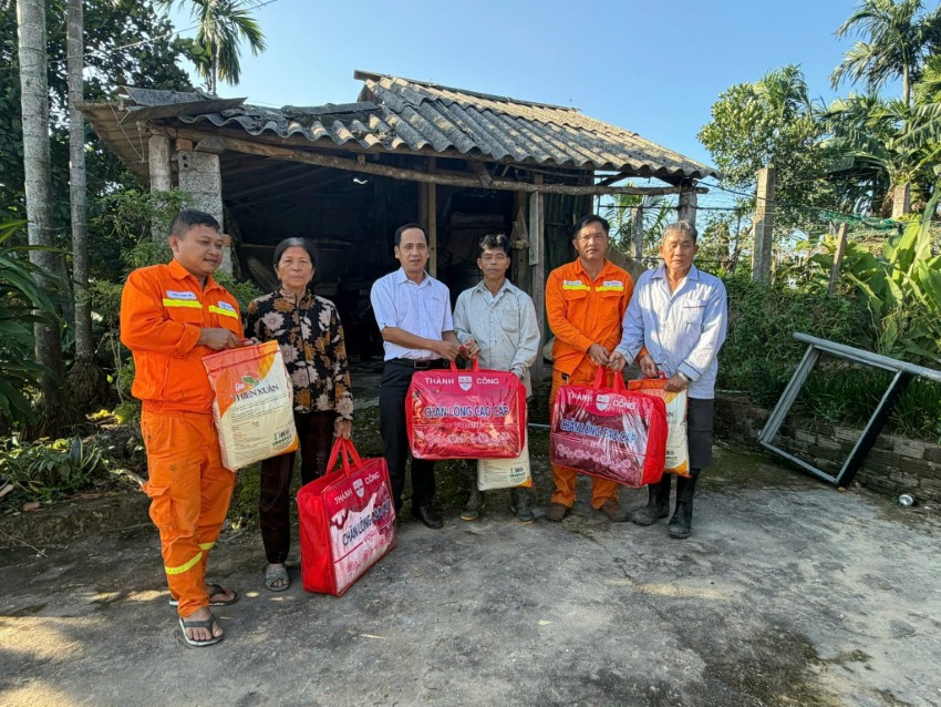 Công đoàn Công ty Truyền tải điện 2: Tình người sau bão lũ