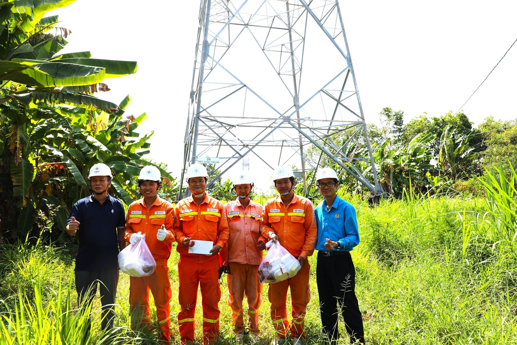 Công đoàn Công ty Truyền tải điện 4 chăm lo, hỗ trợ, thăm hỏi động viên CNVCLĐ trên công trường sửa chữa lưới điện Truyền tải điện trong những ngày cuối tháng Chạp năm giáp Thìn 4