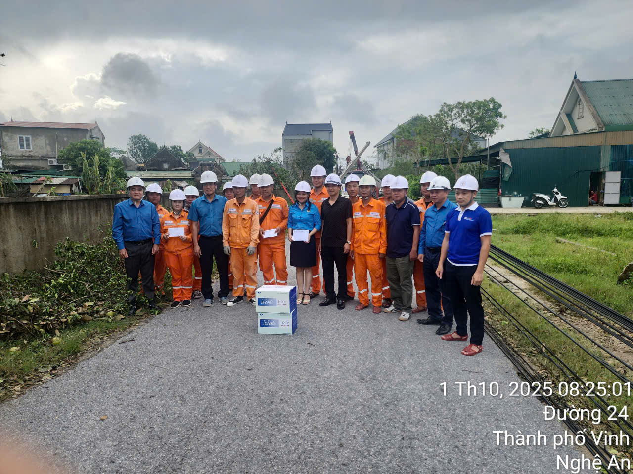 Công đoàn Điện lực Việt Nam đồng hành cùng thợ điện Thanh Hóa, Nghệ An khắc phục hậu quả bão số 10 2