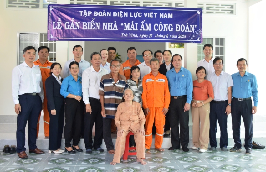 Công đoàn Điện lực Việt Nam gắn biển 02 căn nhà 