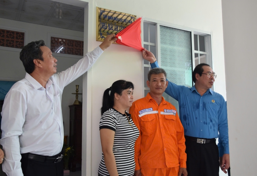 Công đoàn Điện lực Việt Nam gắn biển 02 căn nhà 