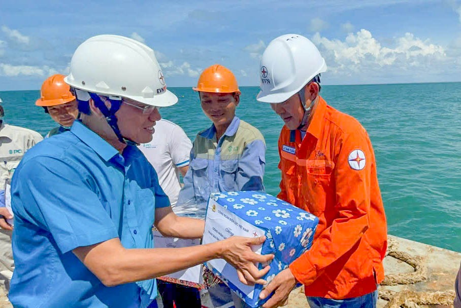 Công đoàn Điện lực Việt Nam thăm công nhân thi công dự án kéo điện ra Côn Đảo 1