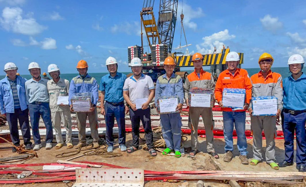 Công đoàn Điện lực Việt Nam thăm công nhân thi công dự án kéo điện ra Côn Đảo 2