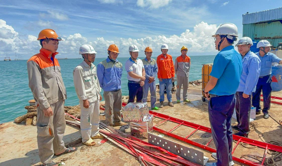 Công đoàn Điện lực Việt Nam thăm công nhân thi công dự án kéo điện ra Côn Đảo