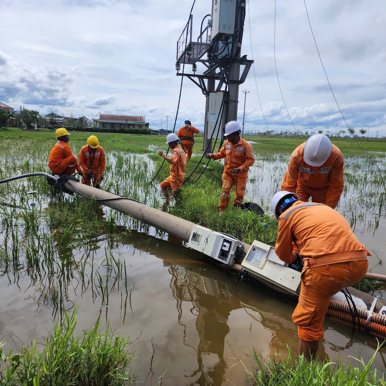 Công đoàn Điện lực Việt Nam thăm, động viên CBCNV các đơn vị tham gia khắc phục thiệt hại do bão số 10 tại tỉnh Hà Tĩnh và tỉnh Quảng Trị 2