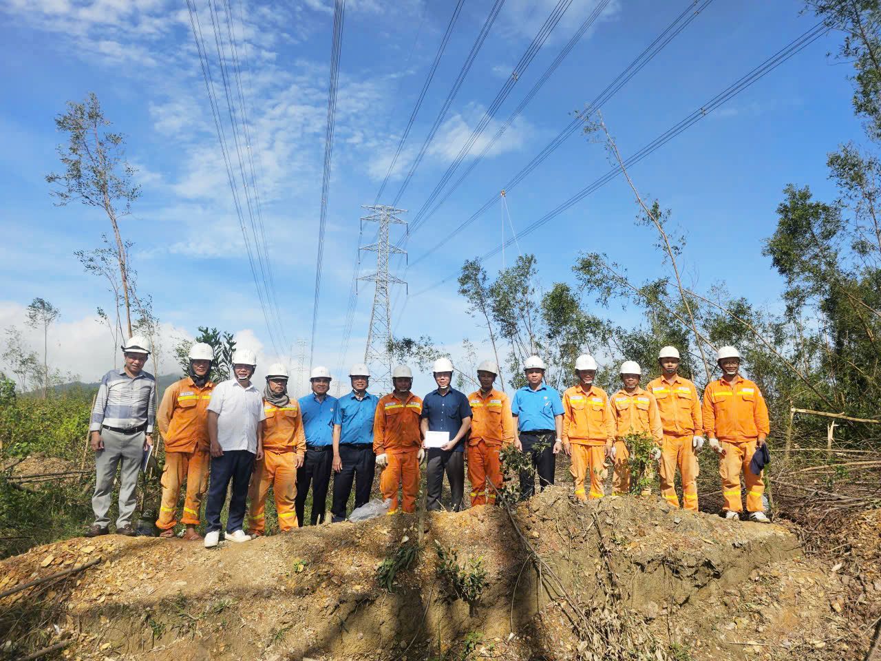 Công đoàn Điện lực Việt Nam thăm, động viên CBCNV các đơn vị tham gia khắc phục thiệt hại do bão số 10 tại tỉnh Hà Tĩnh và tỉnh Quảng Trị 3