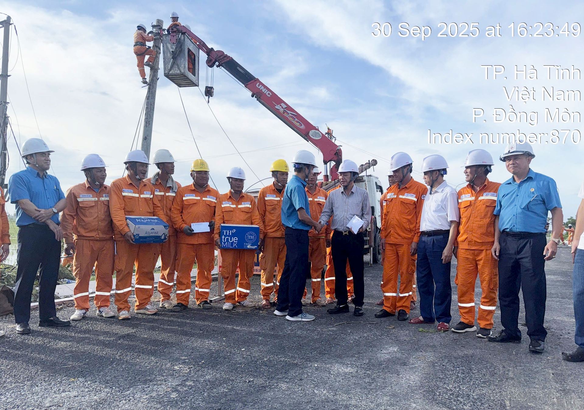 Công đoàn Điện lực Việt Nam thăm, động viên CBCNV các đơn vị tham gia khắc phục thiệt hại do bão số 10 tại tỉnh Hà Tĩnh và tỉnh Quảng Trị