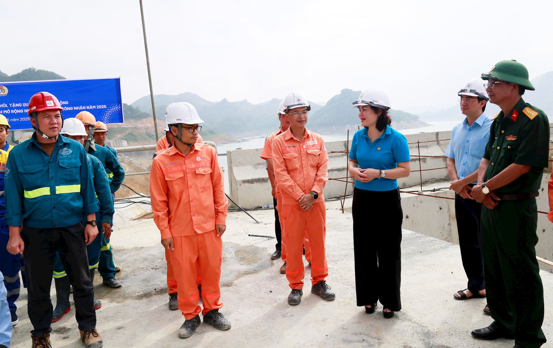 Công đoàn Điện lực Việt Nam thăm, động viên người lao động thi công Nhà máy Thủy điện Hòa Bình mở rộng 1